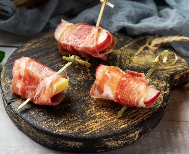 Канапе с пармской ветчиной и грушей