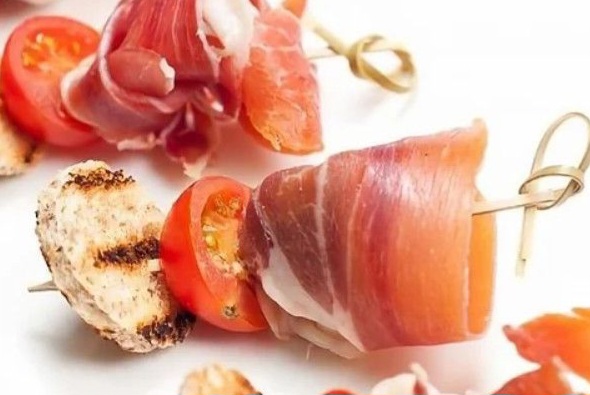 Канапе с пармской ветчиной и черри